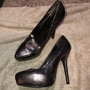fergie “Bunny” platform heels gunmetal metallic snake size 9m